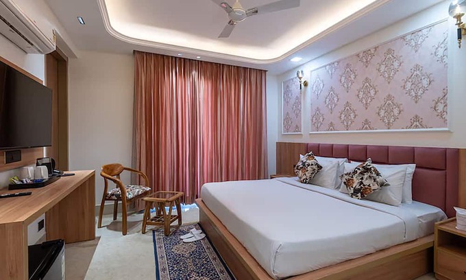 DLF Phase 5 Hotel | Qotel Signature - Golf Course Road