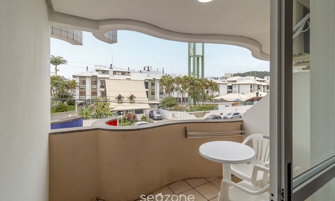 Ingleses Norte Apartment | Apt c/Varanda in Condominio Pe na Areia Iho127
