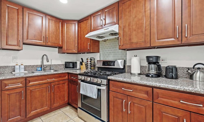 Westmont House | Spacious & Bright Home Fully Equipped
