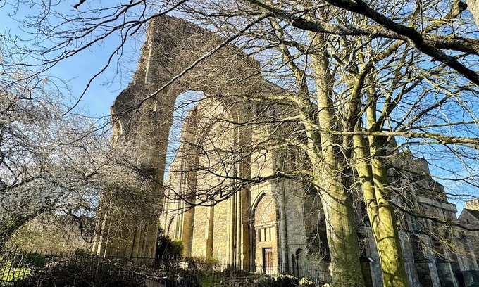 Malmesbury House | Cosy Cottage Over Malmesbury Abbey