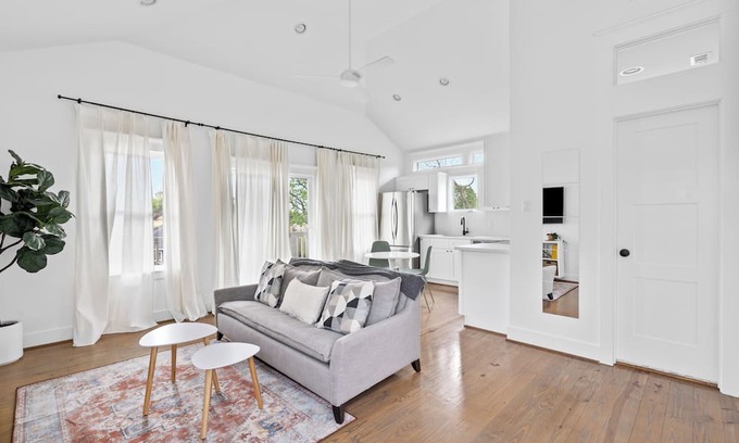 Northside Apartment | Wonderful Getaway 1BR with Balcony Views