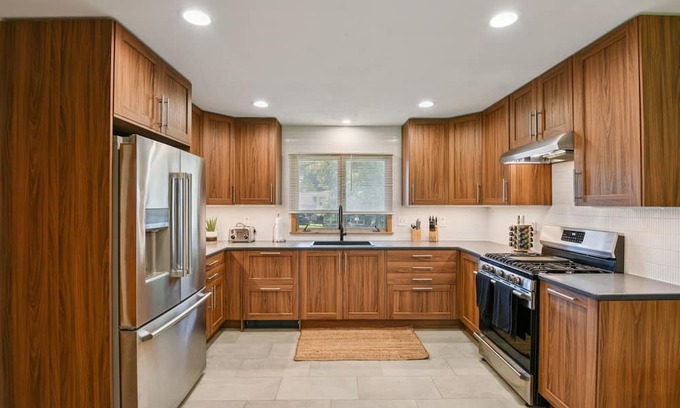 University Heights House | Iowa City 4br Backyard Walk To Stadium 4 Bedroom Home