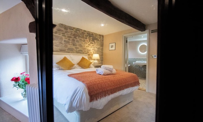 Llangadog House | Y Castell