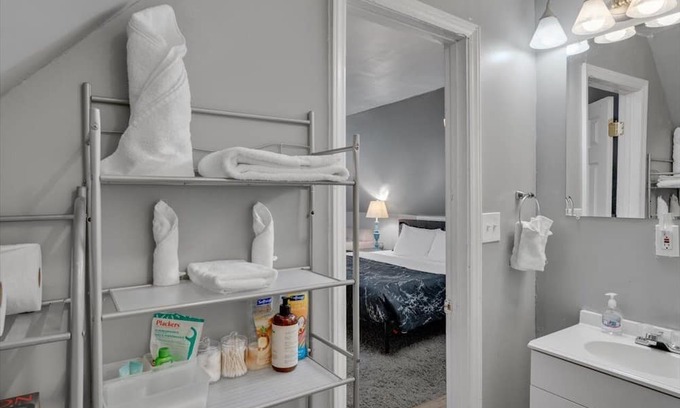 Cross-County House | White Oak Studio At Patterson Place 1 Bedroom Home by Quantum Suites