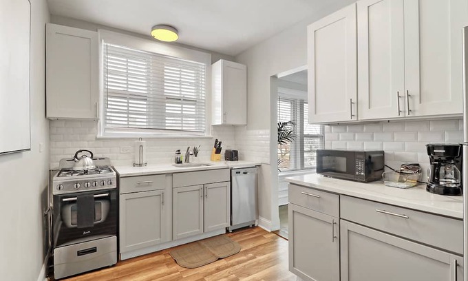 Skokie Apartment | Skokie 2BR Apt - Bright & Central