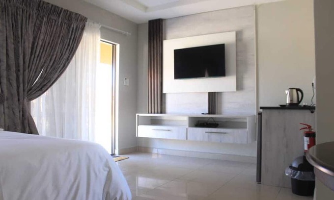 Acornhoek House | Aza Guesthouse