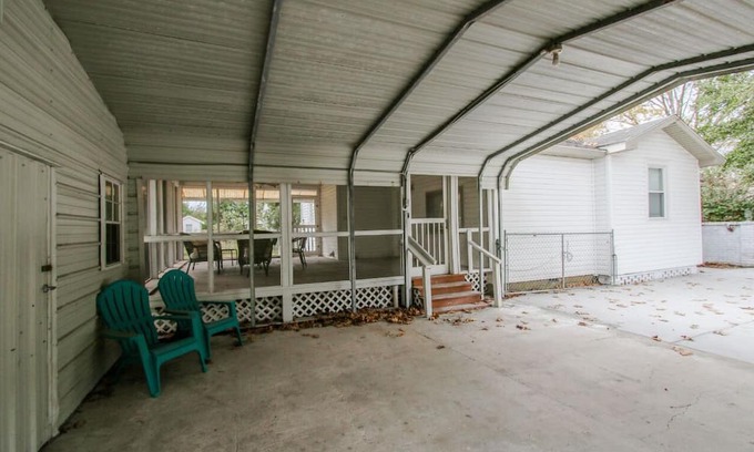 Richmond Hill House | Charming cottage with room for 6. Fenced backyard and covered parking.