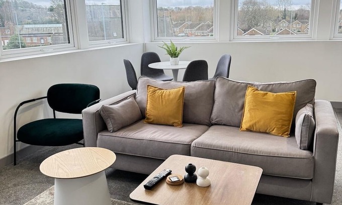 Yeadon Apartment | Business l Leisure l Contractors
