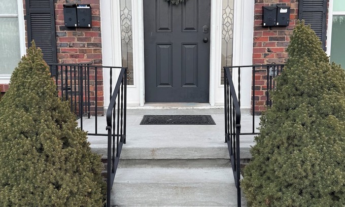 Downtown Omaha Apartment | Charming newly furnished Midtown colonial 5 minutes from UNMC, UNO, Blackstone.