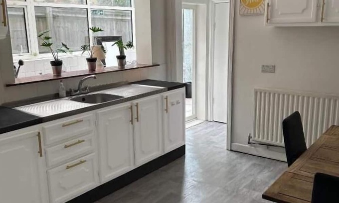 Balham House | Spacious Deluxe Room with Garden F6
