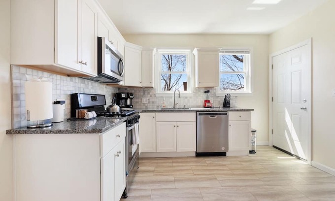 Dorchester Apartment | Spacious 2BR near UMASS | Savin hill | T Stop 9819
