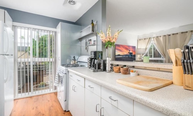 Sunset Park Apartment | Santa Monica Beach Retreat - Off street parking and walkable to everything!