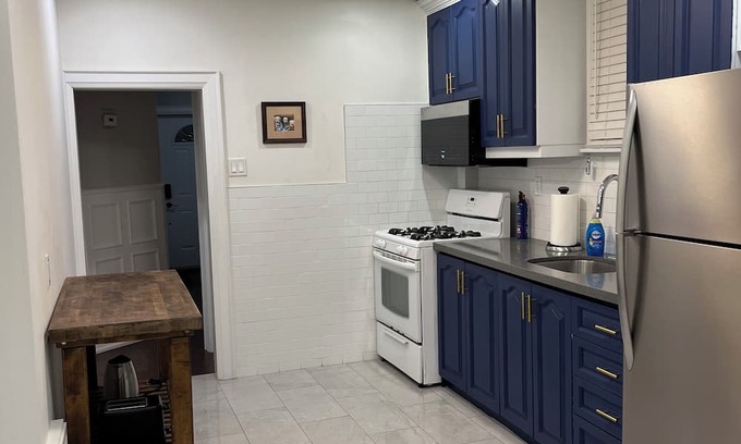 Koreatown House | Central charming home for up to 8, 5 mins to subway!