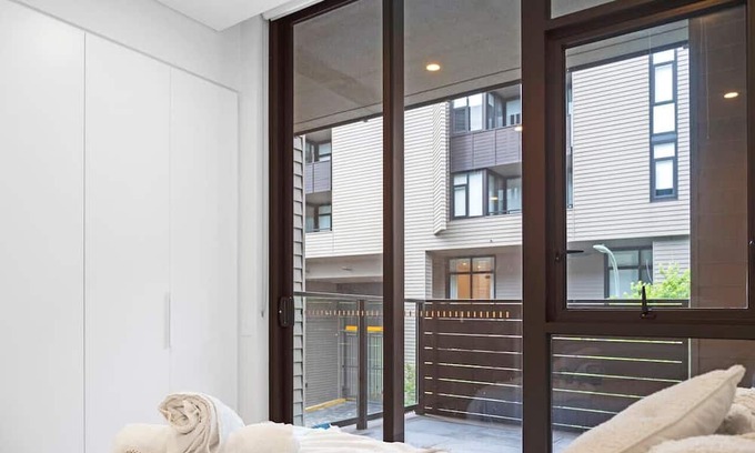 Waterloo House | Modern Split Level 2Bed w Pool
