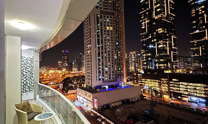 Dubai Media City Apartment | Luxurious 1-Bedroom Apartment in Dubai Marina: Pool, Hot Tub & Workspace