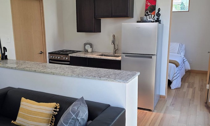 Central West End Bed & Breakfast | Charming modern guesthouse in the beautiful Central West End with WiFi, AC