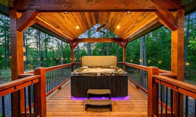 Pickens Cabin | Perfect for families, this new 2-story cabin on 1 acre sleeps 10