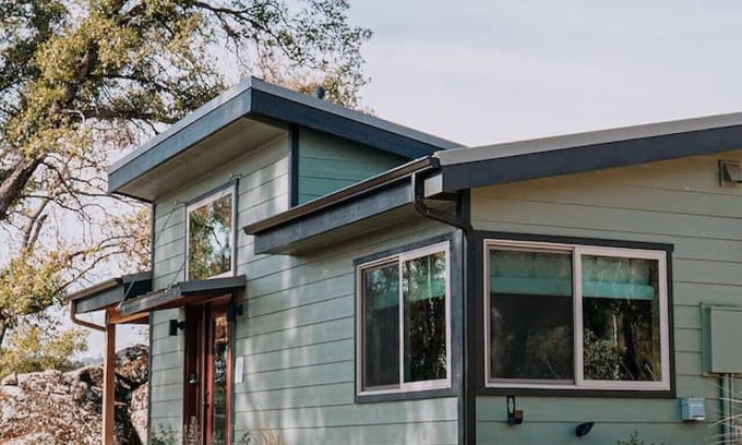 Mariposa House | Cozy & Quiet Couples Getaway Minutes to Yosemite