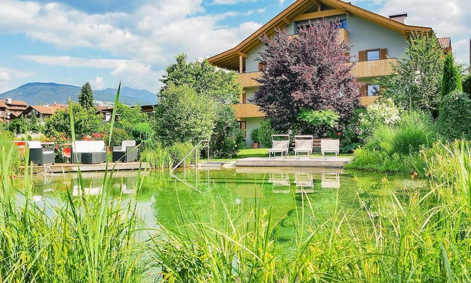 Naz Apartment | Studio Apartment 'Linderhof Nido' with Mountain View, Shared Pool and Wi-Fi