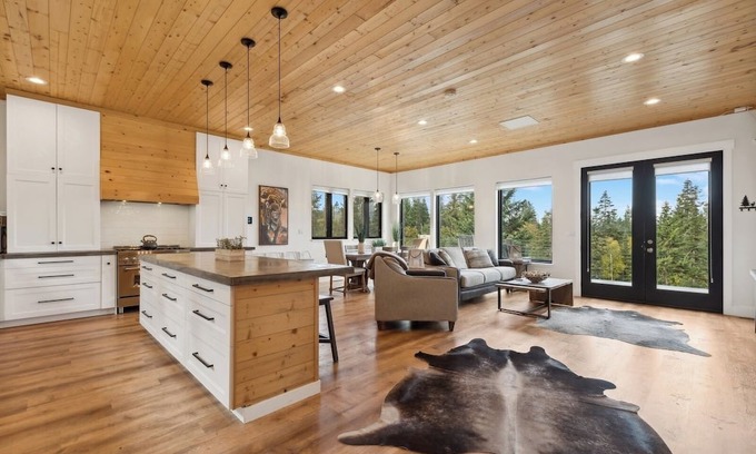 Kalispell House | Idyllic 5BD Montana Home w/private hot tub, fire pit & amazing views! Sleep 8!