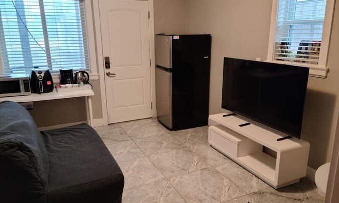 Burnaby House | Independant Suite Near Royal Oak Skytrain Station