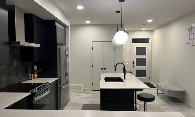 Southwest Edmonton House | Windermere Oasis: Modern Comforts in a Serene Setting