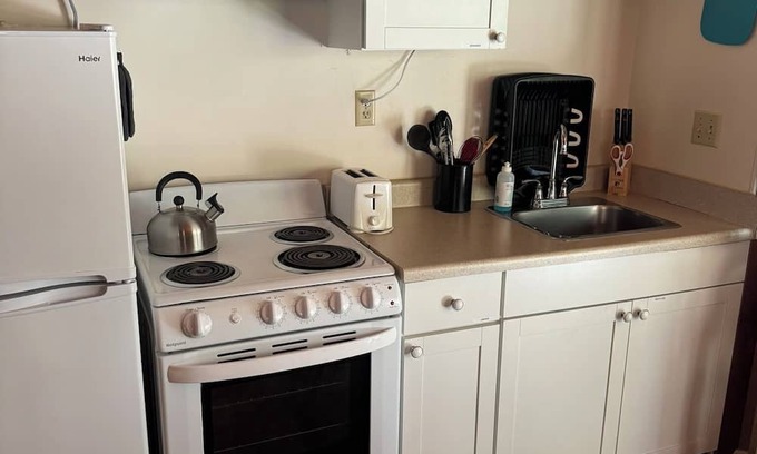 Yosemite Forks Apartment | Cozy studio in tranquil Oakhurst with Kitchenette, secluded patio, AC, WiFi
