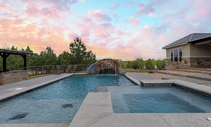 Circle D-KC Estates House | Pine Tree Palace - Private -Heated Pool - Jacuzzi