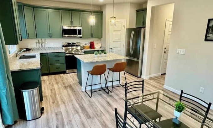 Superior House | Spacious Home. Trails, open space & Views.nn