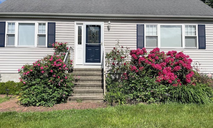 Trumbull House | Beautiful New England. Quaint and spacious home. Close to over 5 University.