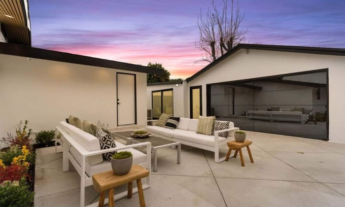 Downtown House | Modern Spacious 3BR House with Game room, Parking