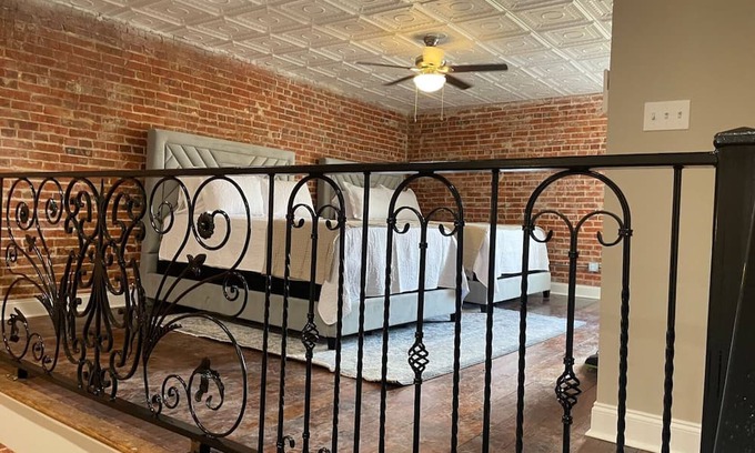 Rayne Apartment | Historic Worthmore Suite B