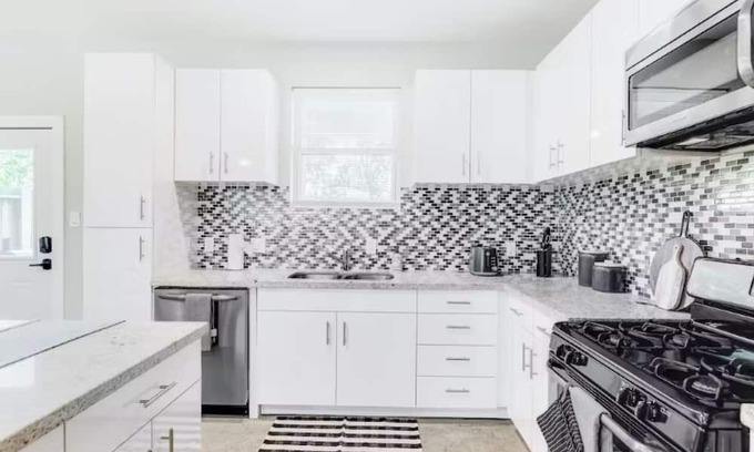 North Houston House | Centrally Located Pet Friendly Haven