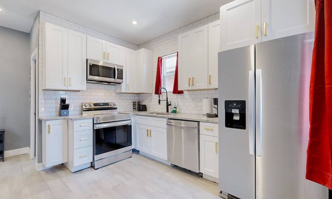 Baker House | Spooky 4-king bed house in Denver with AC & WiFi