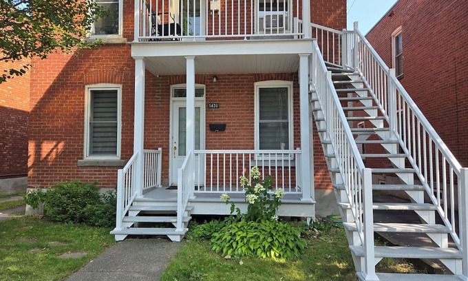 Saint-Laurent Apartment | Appartement à 100m du Métro, en Face D'un Parc