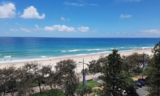 Surfers Paradise Apartment | Cosy Central Beachfront Apt Free Park Netflix