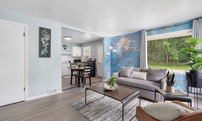 Peoria Apartment | Greenwood Lodge-1: Walk to Peoria Zoo, Drive-In Garage Included