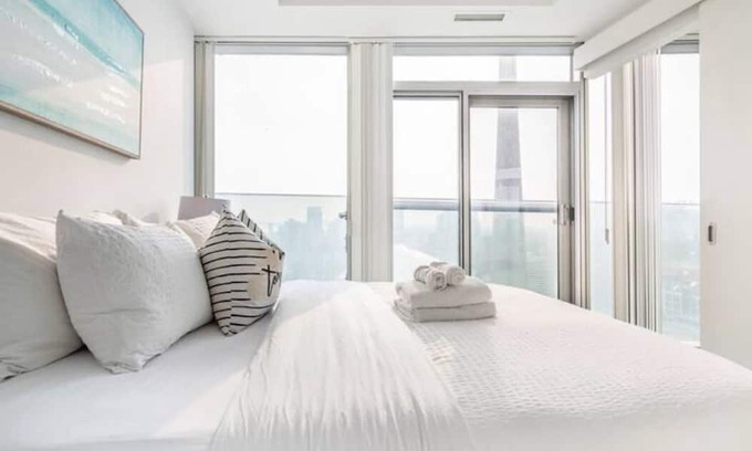 Central Waterfront Condo | Stunning Lake View luxury Condo in The Tourist Hub Area in Toronto Downtown