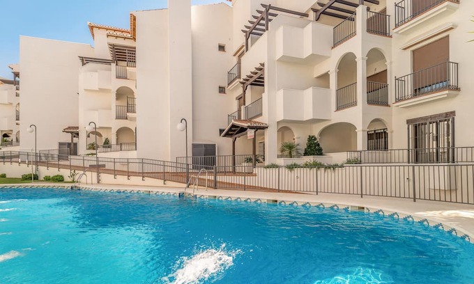 Itrabo Apartment | Look forward to a wonderful holiday in this comfortable holiday apartment with shared pool.