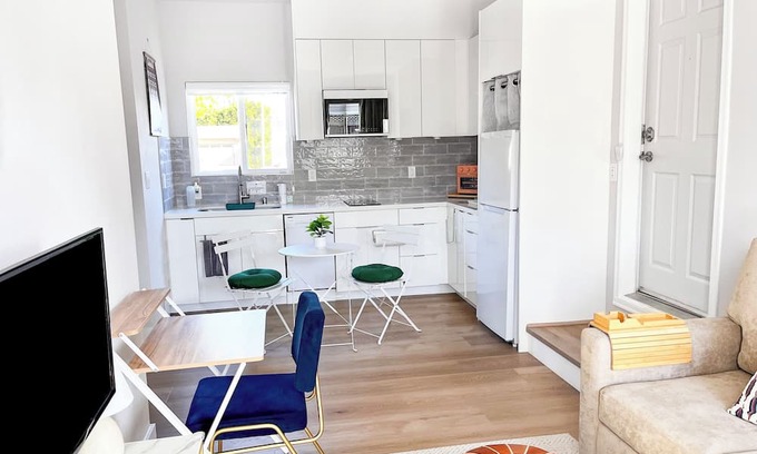 Valley View - Reed House | Modern 1Br/1B Guest Suite w/Kitchen, Laundry, AC/Heat, Living Room
