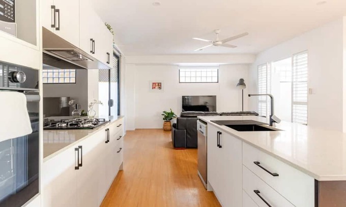 West End House | Modern self contained quiet flat in West End
