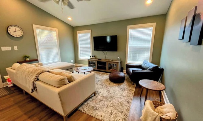 Landrum House | Downtown Landrum Cute 2/2 Cottage