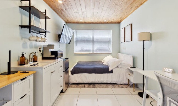 Stuart House | Cozy Stuart City Studio Retreat Home by RedAwning