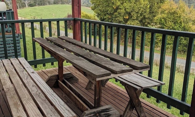 Omeo Cottage | High country cottage, majestic views & fireplace