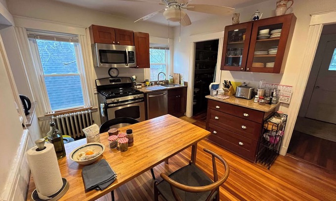North Cambridge Apartment | 1-bedroom apartment with AC and WiFi in pleasant Cambridge