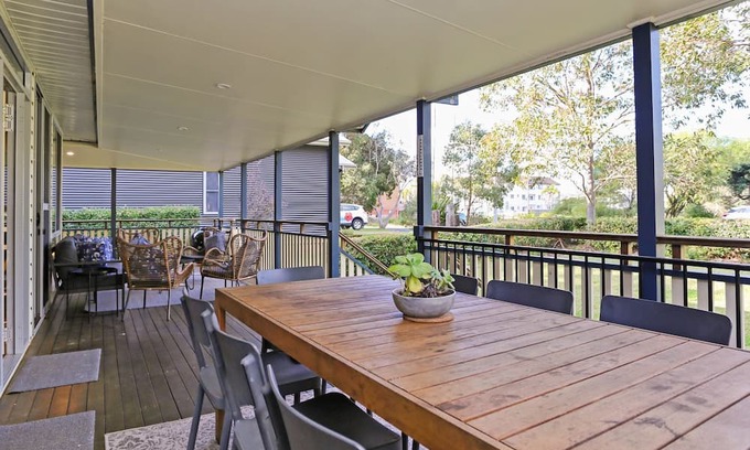Hawks Nest House | Lovely Pet Friendly Beach House