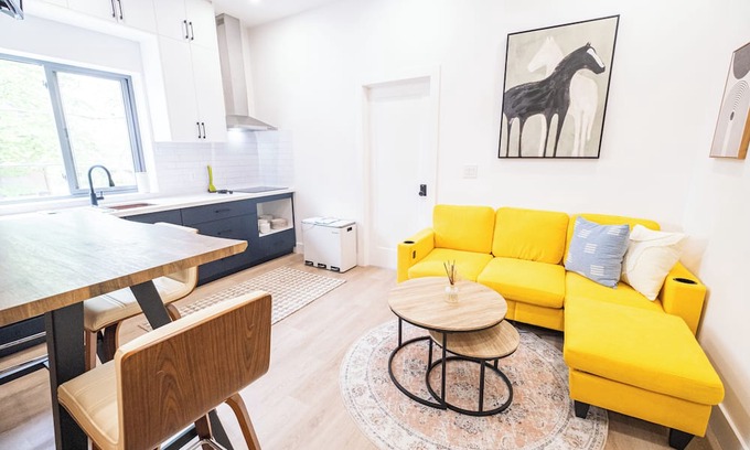 Davenport House | New Queen Suite with Private Bathroom in central Tor, tree-lined neighborhood