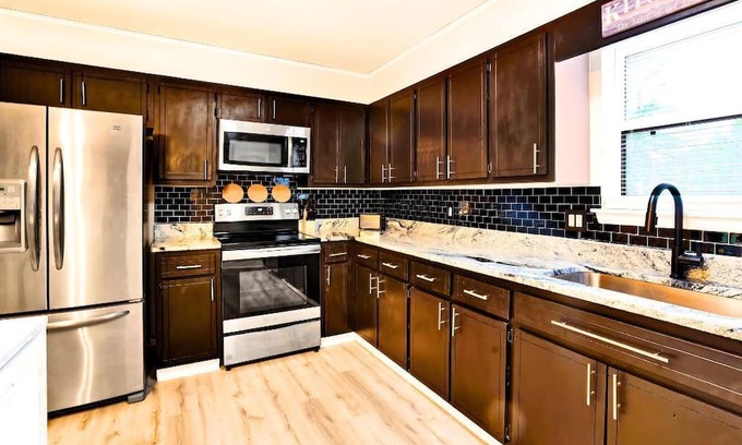 Martinez House | Modern 4 Bed Near Augusta: Pool, BBQ, Jacuzzi Tub