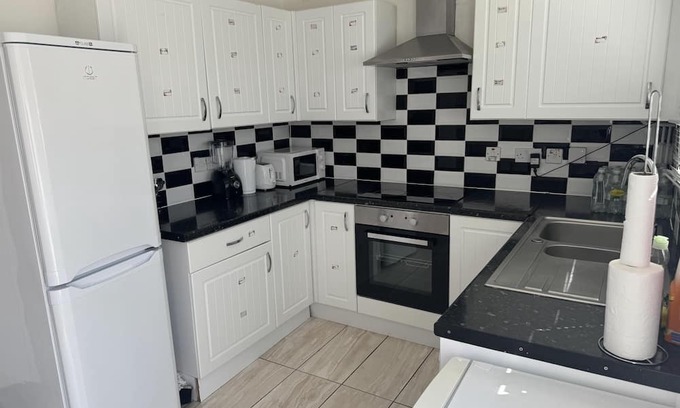 Thamesmead Apartment | Luxury London Apartment with 3 Bedrooms