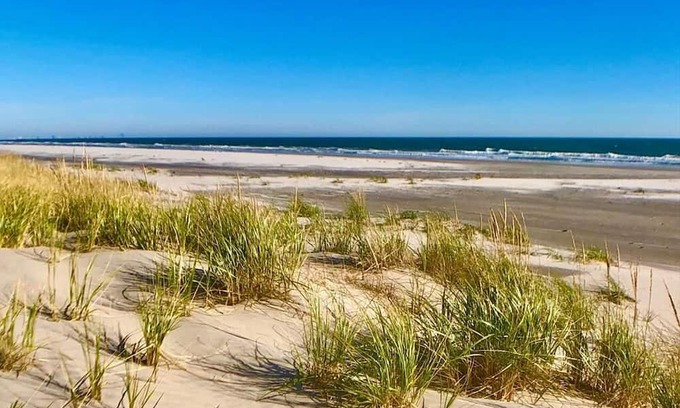 Sea Isle City House | Spacious 4-br townhome with front & back water views, in charming Sea Isle City